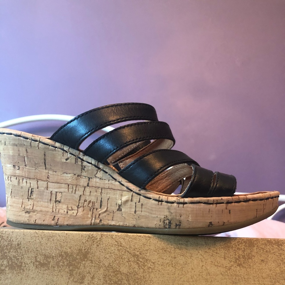Wedges with cork bottom and black straps